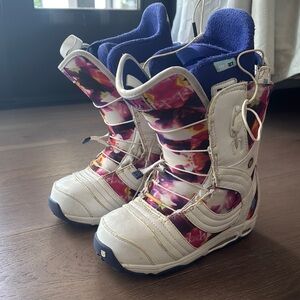 Burton Snowboard Boots Sz 6, quick releases and tighten lacing